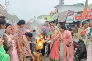 रामनगरः गुस्साईं भाजपा महिला मोर्चा ने कांग्रेस का फूंका पुतला