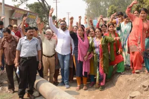 हल्द्वानीः पेयजल लाइन कार्य में लापरवाही का आरोप लगाकर लोगों ने किया प्रदर्शन