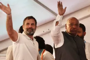 मल्लिकार्जुन खडगे और राहुल गांधी ने कहा- कर्नाटक में हर माह देंगे तीन हजार रूपये बेरोजगारी भत्ता 