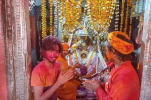 अयोध्या : हनुमानगढ़ी के नागा साधुओं ने खेली होली