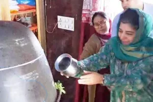 VIDEO: महबूबा ने मंदिर में शिवलिंग पर चढ़ाया जल, BJP बोली- 'राजनीतिक नौटंकी', जानिए क्या बोलीं पूर्व CM ?