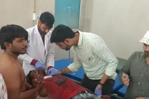 बहराइच : आटो चालक ने खुद काटा अपना गला, लखनऊ हुआ रेफर