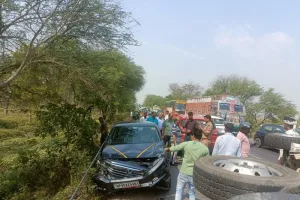 बहराइच: हाइवे पर कार की टक्कर से पलटी पिकअप, कुत्ते को बचाने के चक्कर में हुआ हादसा, लगा भीषण जाम