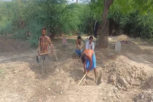 प्रयागराज: कसारी मसारी के कब्रिस्तान में खोदी जा रही अतीक अहमद और अशरफ की कब्र