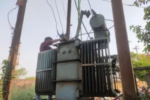 बहराइच: ट्रांसफार्मर फुंका, 24 घंटे से अंधेरे में है जरवल रोड बाजार की ढाई हजार की आबादी