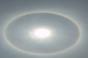 आसमान में दिखा अद्भुत नजारा: सूरज के चारों ओर दिखी सतरंगी रिंग, जानें इसे क्या कहते हैं वैज्ञानिक