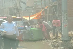 अयोध्या: गुदड़ीबाजार चौराहे पर डायवर्जन के चलते पलटे ई-रिक्शा, यात्री चोटिल