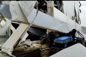 बुलंदशहर: कोल्ड स्टोर के मलबे में 36 घंटे से फंसे हैं दो मजदूर, रेस्क्यू आपरेशन जारी