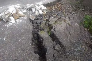 अल्मोड़ा: निर्माण मार्ग पर दरकी पहाड़ी, कई गांवों का संपर्क टूटा  