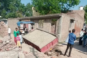 बरेलीः पाइप लाइन डालने को खोदी सड़क बनी मुसीबत