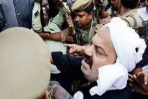 झांसी से कुछ देर में रवाना किया जाएगा अतीक, पुलिस लाइन में प्रिजन वैन की चेक हो रही फिटनेस  