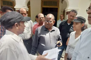 बरेली: छात्राओं ने जबरन फेल करने का लगाया आरोप, अभिभावकों संग किया प्रदर्शन