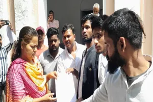 बहराइच: पुष्पेंद्र हत्याकांड के दोषी पुलिस कर्मियों को फांसी देने की मांग