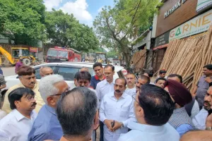 उत्तर प्रदेश आदर्श व्यापार मंडल के पदाधिकारी-व्यापारी नेता संजय गुप्ता के नेतृत्व में कानपुर अग्निकांड के पीड़ित व्यापारियों से मिले