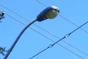 बरेली : कैंफर स्टेट कॉलोनी के स्ट्रीट लाइट की सप्लाई विद्युत विभाग ने काटी, अंधेरे में डूबीं सड़कें