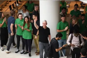 Delhi Apple Store: दिल्ली में एप्पल का पहला स्टोर खुला, सीईओ कुक ने किया उद्घाटन