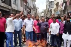 पुंछ आतंकी हमला: जम्मू में लोगों ने किया प्रदर्शन, पाक विरोधी लगाए नारे 