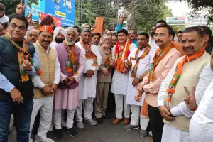 बरेली: उमेश गौतम ने नामांकन पत्र किया दाखिल, बोले- कोई नहीं फाइट में, सपा आपस में फाइट कर रही