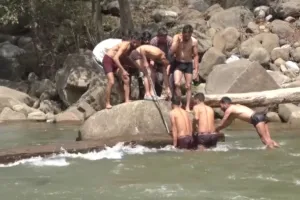 जम्मू कश्मीर : तवी नदी पर ब्रिज के अभाव से लोगों को करना पड़ रहा दिक्कतों का सामना, लकड़ी के पुल से काम चलाने पर मजबूर लोग