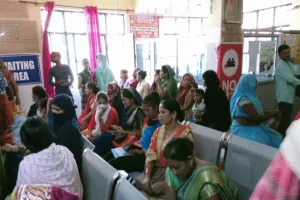 अयोध्या: सीएचसी में उड़ रहा है कोविड गाइड लाइन का माखौल, नहीं बरत रहे एहतियात