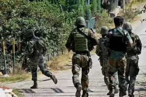 सेना ने पुंछ में एलओसी के पास पाकिस्तानी घुसपैठिये को मार गिराया दो अन्य की तलाश जारी 