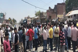 अयोध्या: भाजपा नेता के पिता की डंपर से कुचल कर मौत, लोगों ने जाम किया NH 