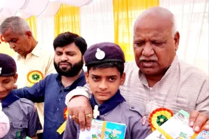 अयोध्या: सांसद ने किया स्कूल चलो अभियान का शुभारंभ, बच्चों से की मुलाकात  