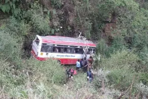 हरिद्वारः मसूरी-देहरादून हाईवे पर बड़ा हादसा, दो महिलाओं की मौत, 19 यात्री घायल