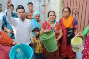 हल्द्वानी: हाथों में खाली बाल्टियां लेकर जल संस्थान के खिलाफ गरजे लोग