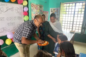 हरदोई: बच्चों का चंदन-वंदन कर एडी बेसिक ने किया अभिनंदन