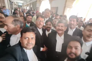 कानपुर बार एसोसिएशन के समर्थन में हजारों हाईकोर्ट के अधिवक्ता 