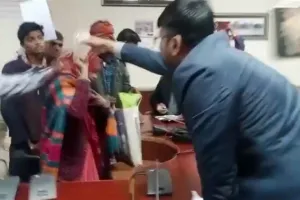 मध्यप्रदेश: जनसुनवाई में आयी महिला ने किया पेट्रोल डालकर आत्महत्या का प्रयास