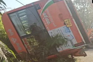 बलरामपुर में बड़ा सड़क हादसा, खाई में पलटी रोडवेज बस - एक की मौत, 18 घायल