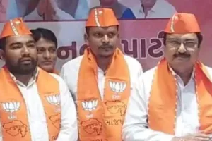गुजरात: सूरत के दो आप पार्षद BJP में शामिल, एक को हटाया गया