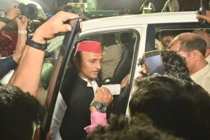 Kanpur Fire: पूर्व मुख्यमंत्री Akhilesh Yadav घटनास्थल पर पहुंचें, बोले- बीजेपी सरकार व्यापारियों का कर रही उत्पीड़न