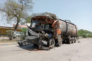 अयोध्या: टैंकर व डम्फर टकराए, बाल-बाल बचे चालक व खलासी