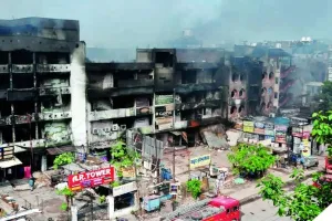Kanpur Fire : ढह सकता एआर टावर और मसूद कांप्लेक्स, दोनों इमारतों की दीवारों में दरारें, झुक गई छतें 