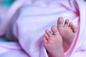 बहराइच: रेलवे ट्रैक पर मिला नवजात बच्ची का शव, पुलिस ने पोस्टमार्टम के लिए भेजा