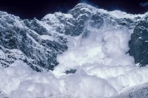 बागेश्वर: पिंडारी ग्लेशियर में हिमस्खलन, 13 अमेरिकी ट्रैकर्स और 1 भारतीय गाइड फंसे 