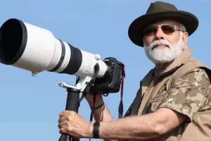 मोदी ने बीटीआर में की सफारी, ऑस्कर विजेता बोमन-बेली से बात 