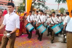 Banda News : RSS कार्यकर्ताओं का पूर्ण गणवेश में पथ संचलन, समर्थकों ने जगह-जगह पुष्पवर्षा से किया स्वागत