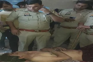 बिजनौर : डॉक्टर पत्नी ने अस्पताल मालिक को बेड़ियां में बांधकर किया कमरे में कैद, बालकनी से चिल्लाया तो पड़ोसियों ने बुलाई पुलिस