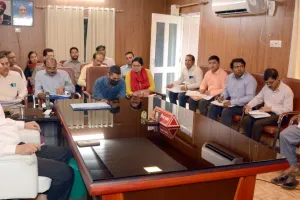 Haldwani News: तल्ख तेवर में दिखे कमिश्नर, परियोजनाओं को समय से पूरा करने के लिए दैनिक निगरानी के दिये आदेश