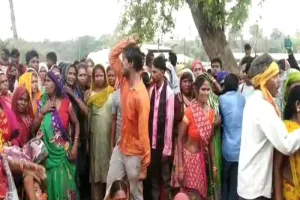 प्रयागराज: मां-बेटे का शव सड़क पर रख लोगों ने किया चक्काजाम, जानें मामला