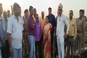 हरदोई: अज्ञात कारणों से लगी आग, 50 एकड़ गेहूं की फसल हुई राख, मंत्री रजनी तिवारी ने दिया मदद का अश्वासन