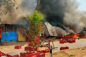 Chitrakoot Fire News : राख हो गईं एक करोड़ की सब्जियां-फल, बर्बाद हो गए दुकानदार, सीतापुर मंडी में आग का तांडव