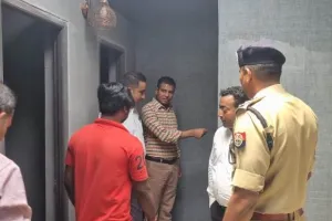 अयोध्या : सुग्रीव किला के पास बने आधुनिक शौचालय में भी गंदगी