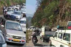 गरमपानी: हाईवे पर पलटा खड़िया से लदा ट्रक, यातायात ठप  