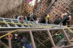 इंदौर मंदिर हादसा : प्रशासन ने मंदिर परिसर का अतिक्रमण हटाया, मूर्तियां दूसरे मंदिर में पहुंचाई गईं 