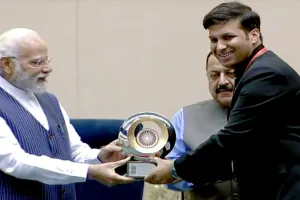 प्रधानमंत्री के हाथों सम्मानित हुए रामपुर के जिलाधिकारी रविंद्र कुमार मांदड़